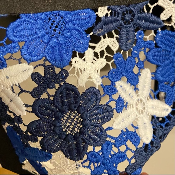 Gorgeous Calvin Klein blouse size Xl. Beautiful embroidery and colors - Picture 2 of 3